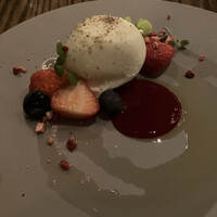 TOKYO Whisky Library - 季節のフルーツとブラータチーズ