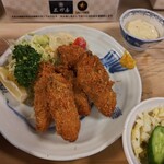 大衆割烹 三州屋 - カキフライ定食（ごはん、味噌汁、お新香付き）［1,800円］、タルタルソース［100円］
