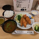 大衆割烹 三州屋 - カキフライ定食（ごはん、味噌汁、お新香付き）［1,800円］、タルタルソース［100円］