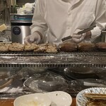 美味ぇ津゛ - 目の前での焼きの様がカッコええわあ。