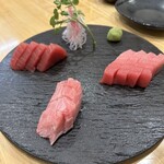 まぐろ小屋 別邸 - お造りの盛り合わせ　赤身、中とろ、脳天