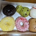 Krispy Kreme Doughnuts - ドラゴンカスタード、チョコレートスノーマン、キャラメルクリーム、ハッピーストロベリーリング、オールドファッションチョコレート、ホワイトチョコクランチ