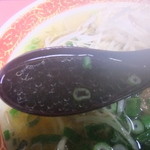 中華料理 来山 - 鶏がらベースの中華屋さん特有の安心する味です。スープ表面上のチー油あります。