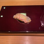 鮨 まつ本 - 鮨　ひらめ　特製の煮切りをハケで一塗り　最初は優しく後からガツとくる旨味　