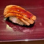 鮨 まつ本 - 煮穴子　塗られたツメが甘すぎず良い感じです　穴子の旨味をじっくりと味わえる一貫