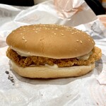 バーガーキング - ビッグチキンフィレだそうです。確かにまぁ、ゴリッパ！　と言いたくなるサイズ、ヴォリュームでは、ある。