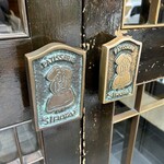 西洋菓子 しろたえ - 入り口の取手。いつも写真撮っちゃいます。汗