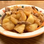 みゆき食堂 - 信じられない量の肉じゃが（¥350）...！