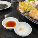 Kouchi Sukumowan Chokusou Madai Dokoro Zamani - タタキのポン酢とお塩。