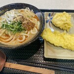 はなまるうどん - 軽ランチと言いつつもとり天！イカ天！も。。！美味いよねー　旨辛　辛かったわーーー！でも安定の旨さ！