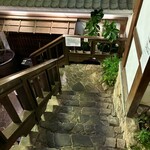 かつ吉 - 階段を降りて行く