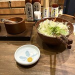 かつ吉 - 山盛りキャベシ（おかわり自由）