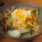 餃子そして焼味 巣王 - 巣王式ポテトサラダ 温玉トッピング