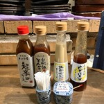 かつ吉 - 取り揃えられた調味料