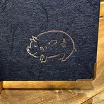 かつ吉 - キュートなブタがメニューに刻印