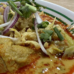 น้ำเงี้ยวข้าวซอยเจียงราย - チキンドラムスティックカオソーイ（ข้าวซอยน่องไก่）