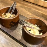 かつ吉 - もやしのナムルと大根の漬物（おかわり自由）