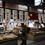 出町ふたば - カウンターの奥ではたくさんの店員さんが…