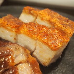 餃子そして焼味 巣王 - 焼味2種盛り合わせ（クリスピーローストポーク）