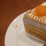 オーボンヴュータン - 上のは薄い皮のなかにアプリコットソース