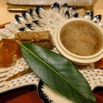 銀座 しのはら - 叩き牛蒡、のし梅、（宝珠の香盒）海鼠、スモークサーモンに黄身酢を乗せたもの