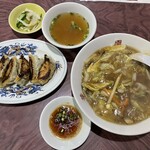 Toukaen - 中華丼と餃子