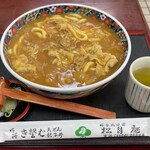 松月庵 - 見た目は肉沢山のカレーうどん、うどんの下に山芋とごはん