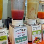 FRESH JUICE & FOODS - ミキサーがずらりと並んでる　その1