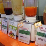 FRESH JUICE & FOODS - ミキサーがずらりと並んでる　その２