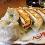 東亭 - ミックス定食です♪本当は餃子4個ですが1個食べてしまってからの撮影です（笑）