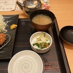 とんかつ和幸 - 味噌汁とお漬物