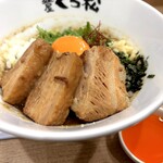 麺屋くろ松 - 味変用の辣油も付くよ