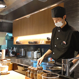 目の前でお肉を焼き上げるライブキッチン