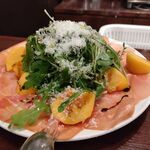 ピッツェリア ファッブリカ 1090 - 柿と生ハム、ルッコラのサラダ