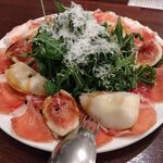 ピッツェリア ファッブリカ 1090 - イチジク、洋梨、生ハム、ルッコラのサラダ