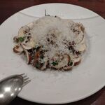 ピッツェリア ファッブリカ 1090 - マッシュルームとグラナパダーノチーズのサラダ。シンプルですがとても美味しい。