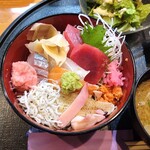 すし乃やまえい - まぐろ、ぶり、タイ、サーモン、のどぐろ、タコ、ネギトロ、しらす、でんぶ、鮭フレーク（大根つま、ガリ、大葉、わさび）