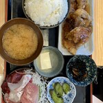 Uosai Hazama - おろしソースたっぷりメカジキ揚げ&刺身3点盛り1500円をご飯大盛＋100円