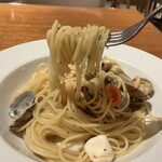 BOSTON Seafood Place - モッツァレラチーズとチェリートマトのボンゴレビアンコ(1,250円)