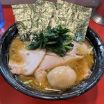 家系総本山 吉村家 - チャーシュー麺（中盛＋味玉）
