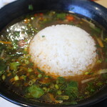 HANOI KANDA - ブンボーフエbún bò Huếのスープにライスをドボン