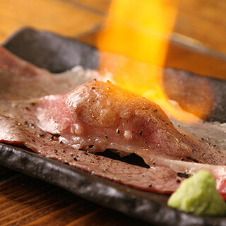 前烤肉餐廳以其肉菜而自豪，如日本黑牛肉“烤肉壽司”◎
