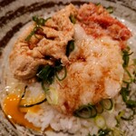 浜の香 - 令和6年1月
            ランチタイム(11:00〜14:00)
            かにトロ丼セット 税込950円
            かにトロ皿(かにトロ・蟹身·青葱・長芋 とろろ・うずら玉子)、白ご飯、蟹汁、本日の小鉢、香の物