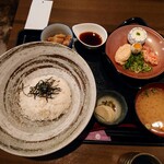 浜の香 - 令和6年1月
ランチタイム(11:00〜14:00)
かにトロ丼セット 税込950円
かにトロ皿(かにトロ・蟹身·青葱・長芋 とろろ・うずら玉子)、白ご飯、蟹汁、本日の小鉢、香の物