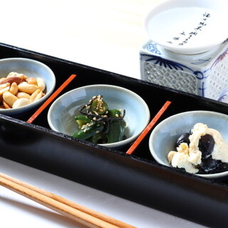 与日本酒的相容性极佳！享用时令日本料理和新鲜蔬菜