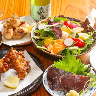 陶芸家お手製の器で提供する、旬の一品料理やランチうどんを堪能