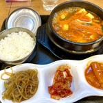 韓国家庭料理ジャンモ - 純豆腐チゲセット・940円