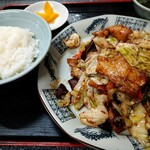 チャイナ DRAGON - 少ないように見えますがむちゃくちゃボリューム満点でした。回鍋肉と白ご飯をオーダー。全自動で漬物と中華スープが付きます。