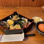 家庭料理 和來 - 幕内のような感じで最初からこのような感じで各テーブルにセットされて有ります。