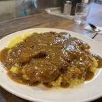 カレー専門店 ビィヤント - カウンター席メインの老舗のカレースタンドです✩.*˚